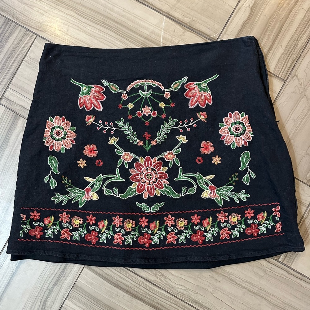 Embroidered Mini Skirt L
